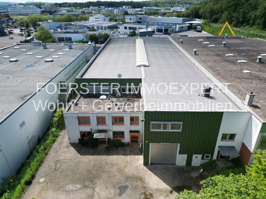 Große Lagerhalle mit Parkplätzen und Büro