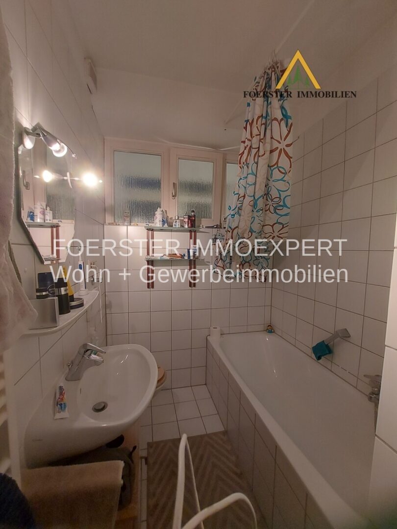 Tageslichtbad mit Wanne
