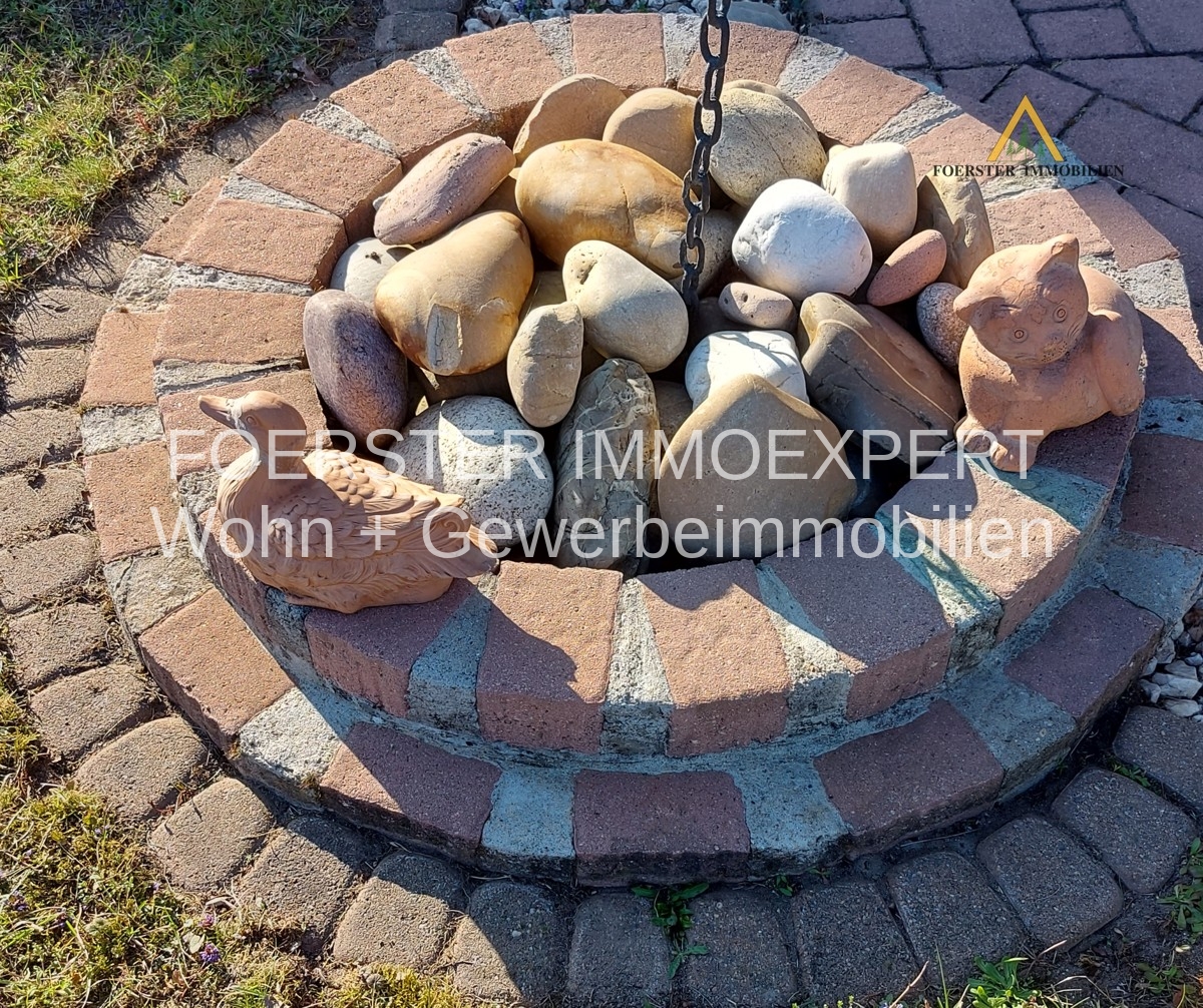 Figuren im oberen Garten