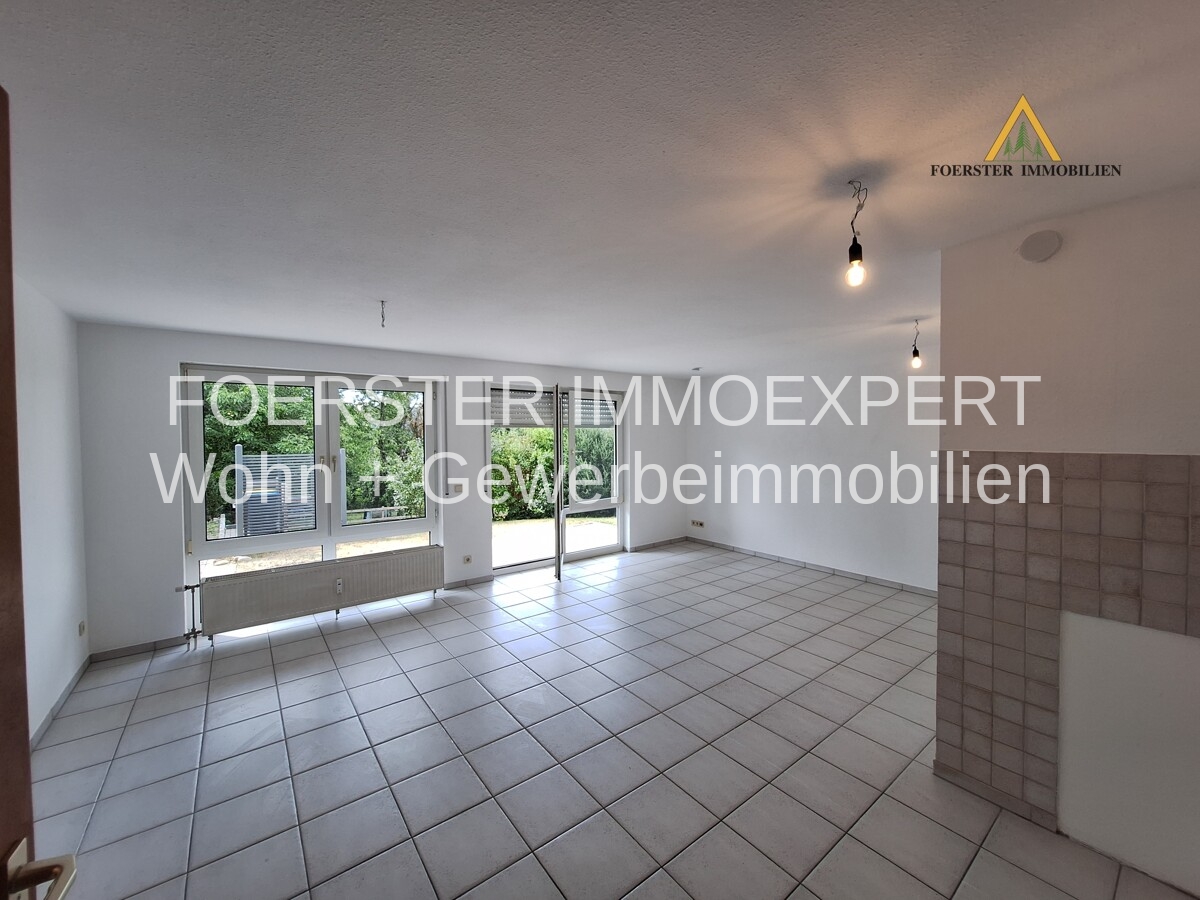 Wohn/Esszimmer mit Blick in den Garten